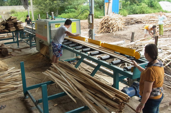 全自動方木多片鋸韶關客戶現(xiàn)場加工